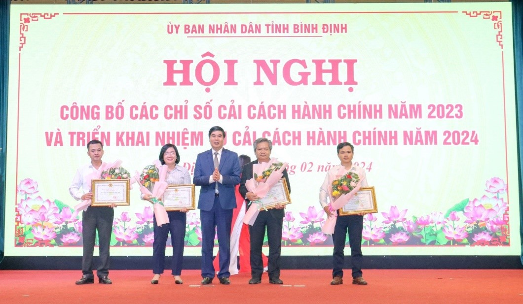 Ảnh: Ông Huỳnh Quang Vinh – PGĐ Sở TN&MT, đại diện đơn vị nhận bằng khen của UBND tỉnh