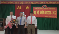 Đ/c Huỳnh Quang Vinh - Phó Bí thư Đảng ủy, Phó Giám đốc Sở TN&MT tặng hoa Bí thư, Phó Bí thư chi bộ Văn phòng Sở nhiệm kỳ 2020 - 2022