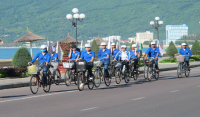 Ảnh: Đoàn viên thanh niên đạp xe kêu gọi cộng đồng chung tay bảo vệ môi trường tại Lễ hội Du lịch hè Quy Nhơn - Bình Định năm 2017