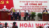 Ảnh: Lễ công bố Nghị quyết của UBTV Quốc hội về việc thành lập thị xã Hoài Nhơn