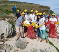 Đoàn viên công đoàn Sở Tài nguyên và Môi trường dọn rác thải trên biển