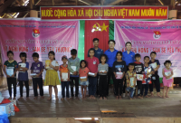 Ảnh: Đoàn Sở TN&MT tặng vở cho các em học sinh làng 7