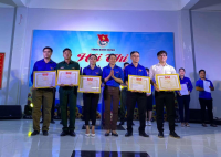 Ảnh: Đ/c Hồ Đắc Khánh-Bí thư Đoàn Sở TN&MT (ngoài cùng bên trái) nhận giải khuyến khích Hội thi