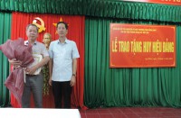 Đ/c Lê Văn Tùng – Giám đốc Sở TN&MT trao Huy hiệu30 năm tuổi Đảng tặng đ/c Nguyễn Hiến