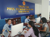 Ảnh: Viên chức Sở TN&MT hướng dẫn hồ sơ thủ tục hành chính tại Trung tâm Phục vụ hành chính công tỉnh Bình Định