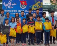 Ảnh: Đoàn Sở TN&MT phối hợp tặng quà Tết các em học sinh trường Chuyên biệt Hy Vọng Quy Nhơn