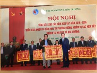 Ảnh: Bộ trưởng Trần Hồng Hà trao cờ thi đua cho Sở TN&MT tỉnh Bình Định