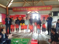 Ảnh: Lãnh đạo các đơn vị trao quà Tết cho nhân dân làng Chồm
