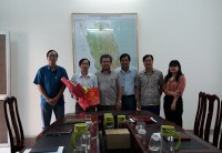 Ảnh: Lãnh đạo Sở TN&MT tặng hoa chúc mừng đồng chí Võ Thanh Tịnh