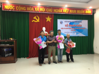 Hình- Đồng chí Huỳnh Quang Vinh – PGĐ Sở TN&MT trao giải cho các tác giả đoạt giải nhì –P/H