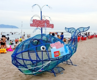 Mô hình “Cá voi ăn rác thải nhựa” ở bãi biển Quy Nhơn do Tập đoàn Central Retail (Thái Lan) trao tặng