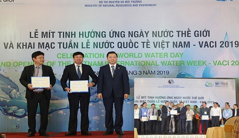 Đại diện các Bộ và các tỉnh, thành phố phía Bắc nhận bộ tài liệu tài nguyên nước. Ảnh: A.P (s/t)