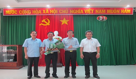 Ban Giám đốc Sở TN&MT tặng hoa chúc mừng đồng chí Trần Kỳ Quang. Ảnh: Đ.K