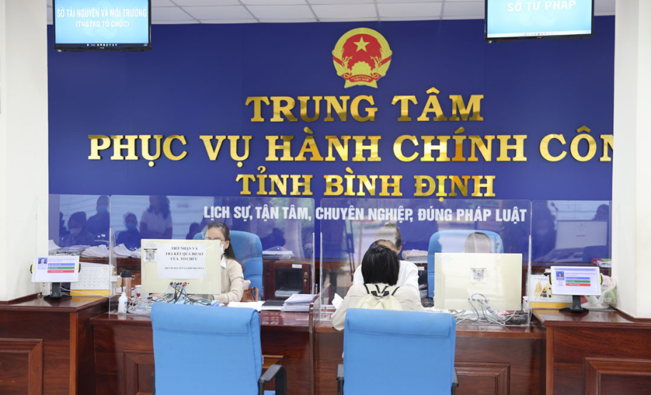 Cán bộ tiếp nhận hồ sơ TTHC tại Trung tâm Phục vụ hành chính công tỉnh Ảnh: c/n